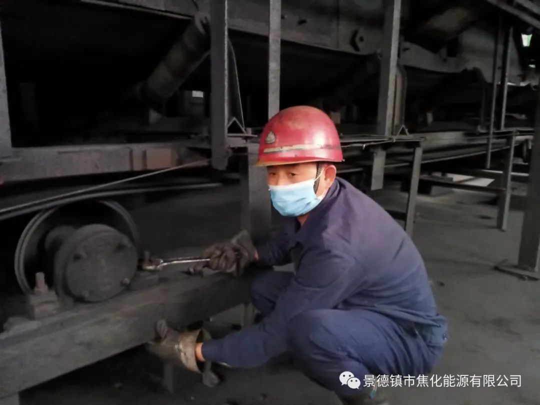 “老線這邊人手不夠，你們那邊有誰可以過來支援？”“好的，我馬上來。”聽到這個(gè)消息時(shí)，羅國安剛剛結(jié)束新線的維修工作，但他二話不說，立即拿起維修包，投入到老線的維修工作當(dāng)中。每天工作10小時(shí)以上已經(jīng)成為抗疫期間的常態(tài)，雖然身體很疲憊，但是他沒有任何怨言，“確實(shí)很辛苦、很累，但現(xiàn)在正是特殊時(shí)期，只有保障公司生產(chǎn)經(jīng)營“不斷檔”，我們生活才能“不斷線”，恰恰我所在的運(yùn)輸廠就是承擔(dān)著焦炭煤炭運(yùn)輸?shù)闹匾氊?zé)，所以我更應(yīng)該恪盡職守，保障好這些設(shè)備的穩(wěn)定運(yùn)行。”.jpg